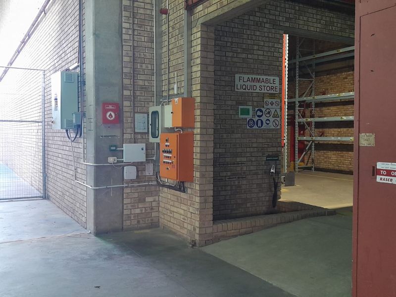 High Capacity Warehouse with Office Component To Let in Randjespark, Midrand - Photo 9