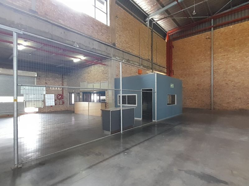 High Capacity Warehouse with Office Component To Let in Randjespark, Midrand - Photo 4