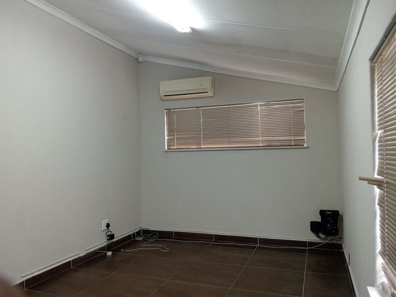 Your Ideal Upper CBD Workspace Awaits - Photo 10
