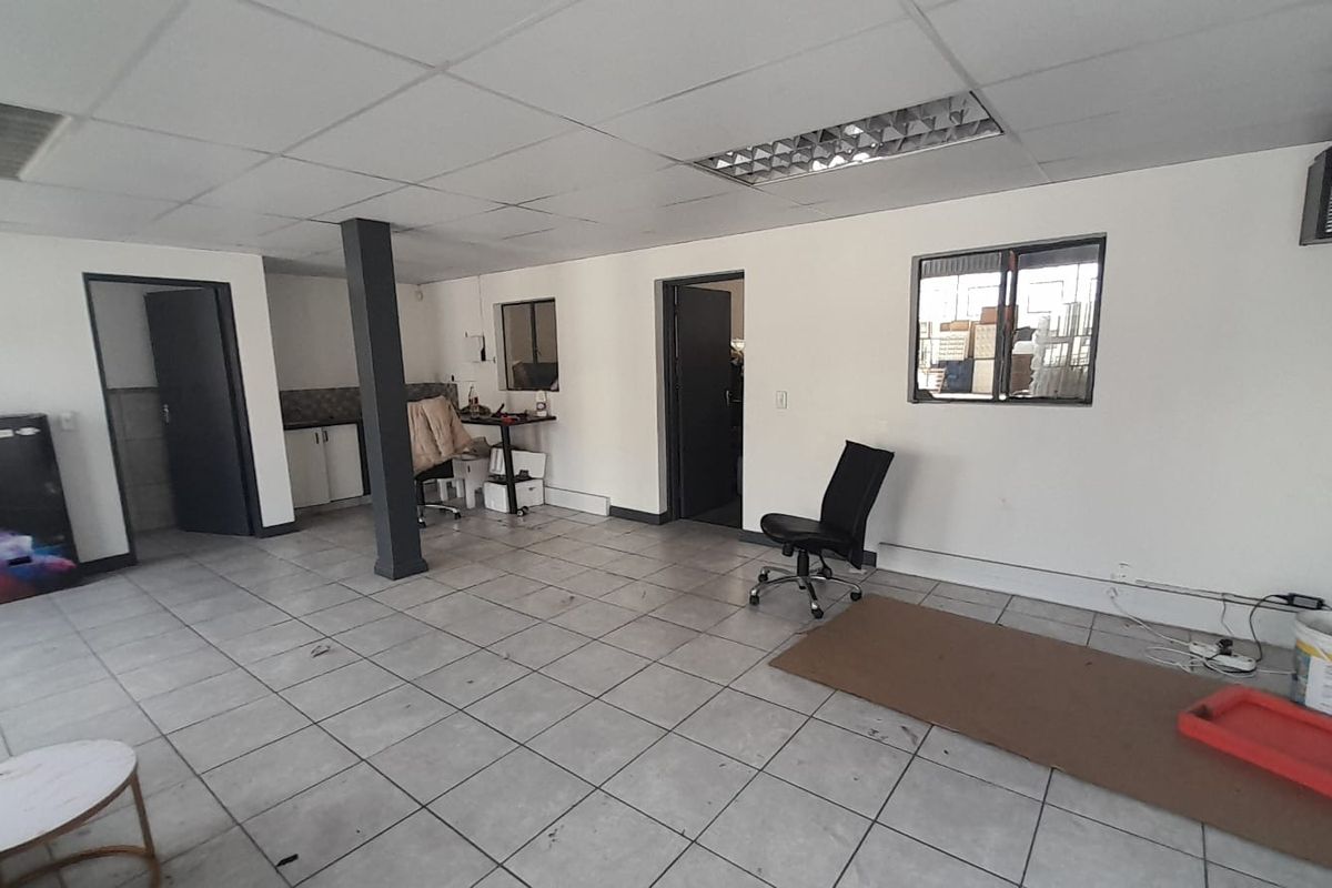 Compact Warehouse Space with Easy Access and Immediate Functionality, Midrand - Photo 2