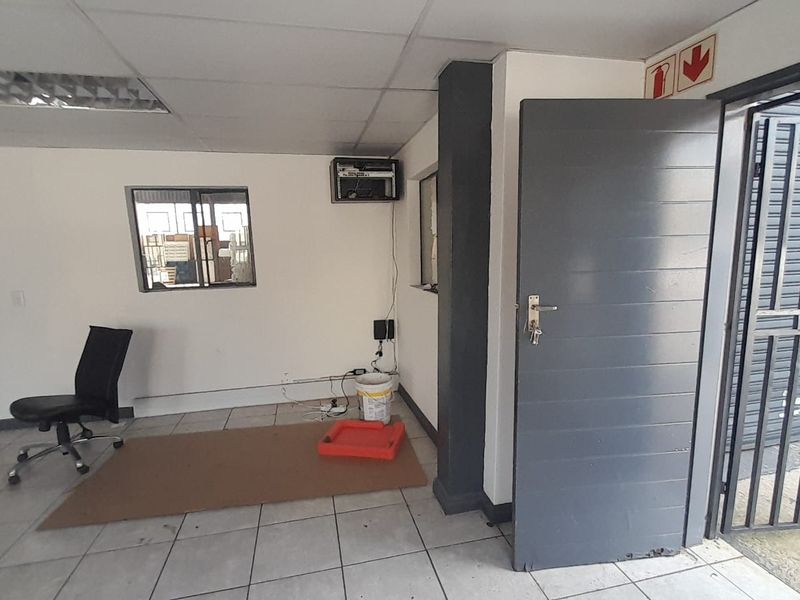 Compact Warehouse Space with Easy Access and Immediate Functionality, Midrand - Photo 3