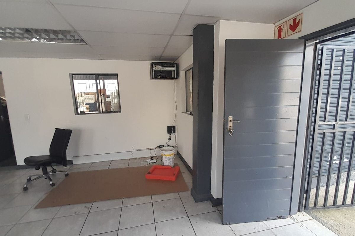 Compact Warehouse Space with Easy Access and Immediate Functionality, Midrand - Photo 3