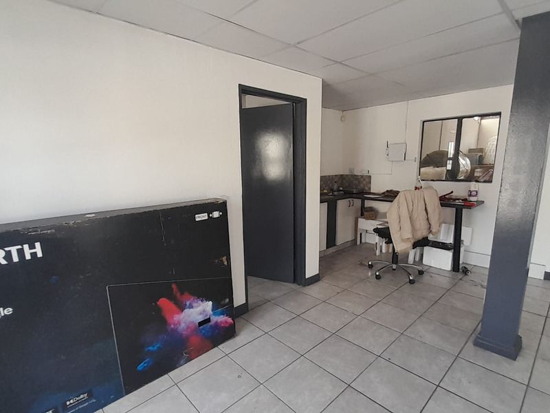 Compact Warehouse Space with Easy Access and Immediate Functionality, Midrand - Photo 5