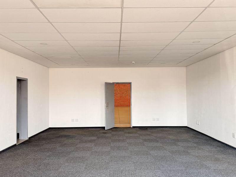 AAA-Grade 1,235m2 High-Clearance Warehouse To Let in Irene, Prime R21 Exposure - Photo 6