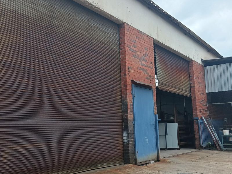 Industrial warehouse for sale - Photo 2