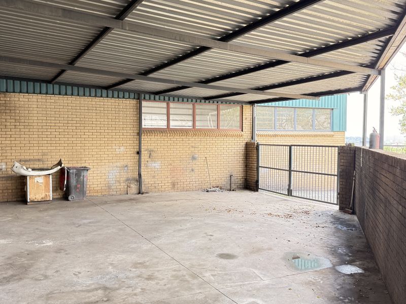 Premium Warehouse Space with Excellent Access, Prime Position in Gateway Industrial Park - Photo 7