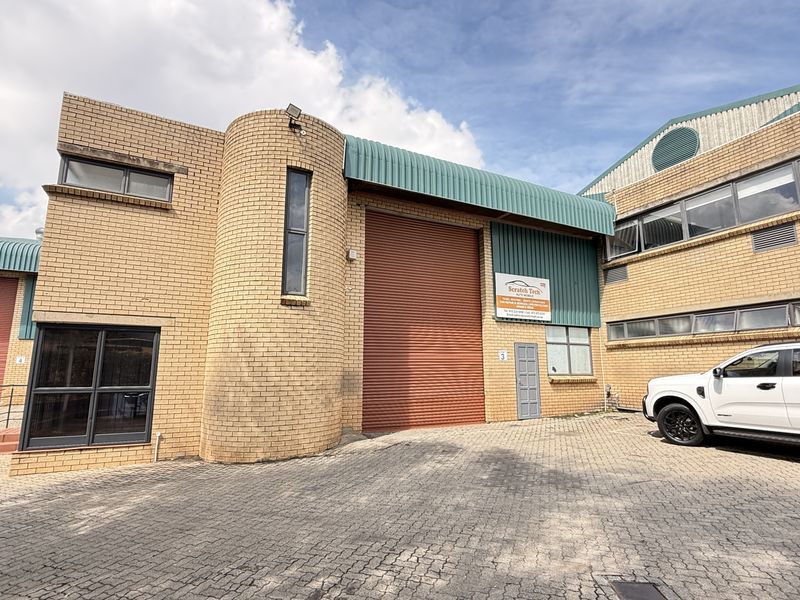 Premium Warehouse Space with Excellent Access, Prime Position in Gateway Industrial Park - Photo 2