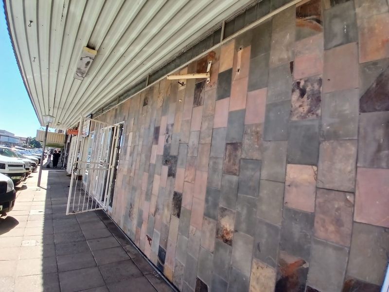 Central Retail Unit with Strong Passing Trade Appeal - Photo 2