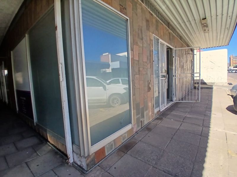Central Retail Unit with Strong Passing Trade Appeal - Photo 3