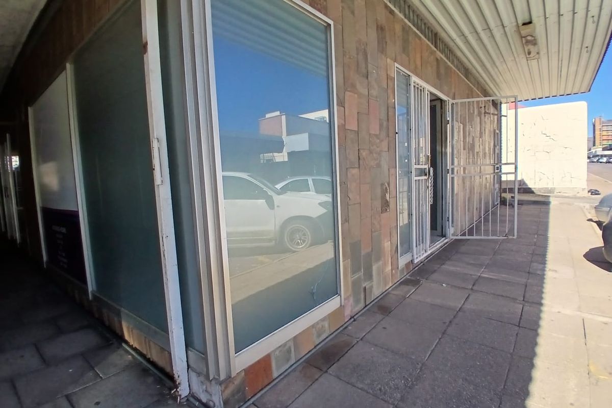 Central Retail Unit with Strong Passing Trade Appeal - Photo 3