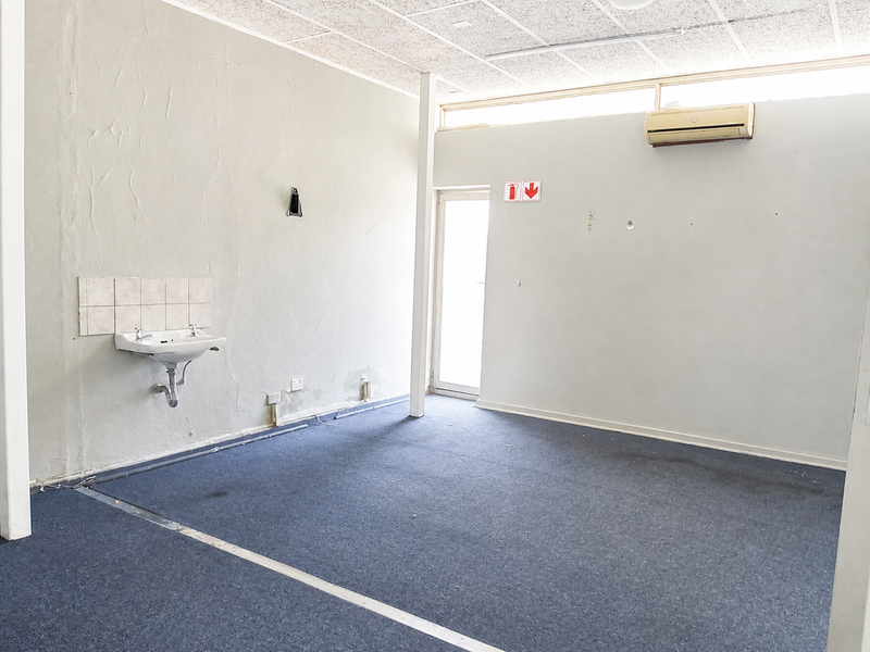 Central Retail Unit with Strong Passing Trade Appeal - Photo 10