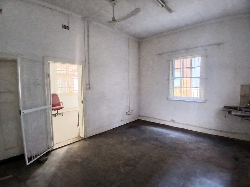 Functional Office Space - Photo 4