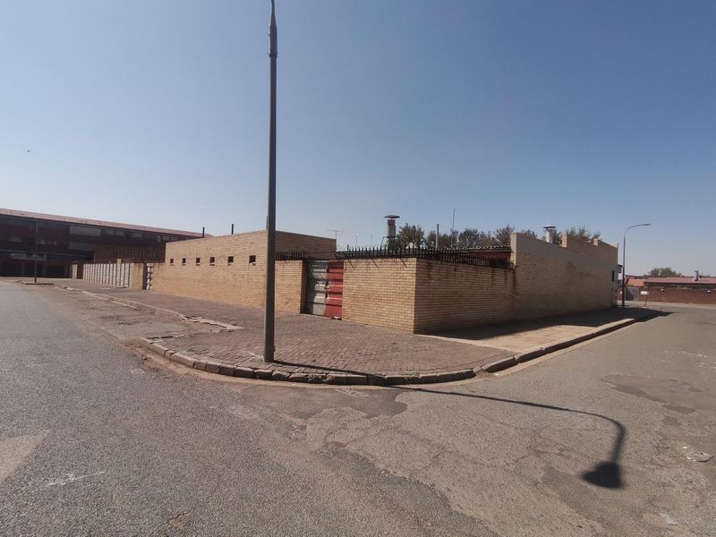 10 Commercial shops for sale in very busy street!! - Photo 8