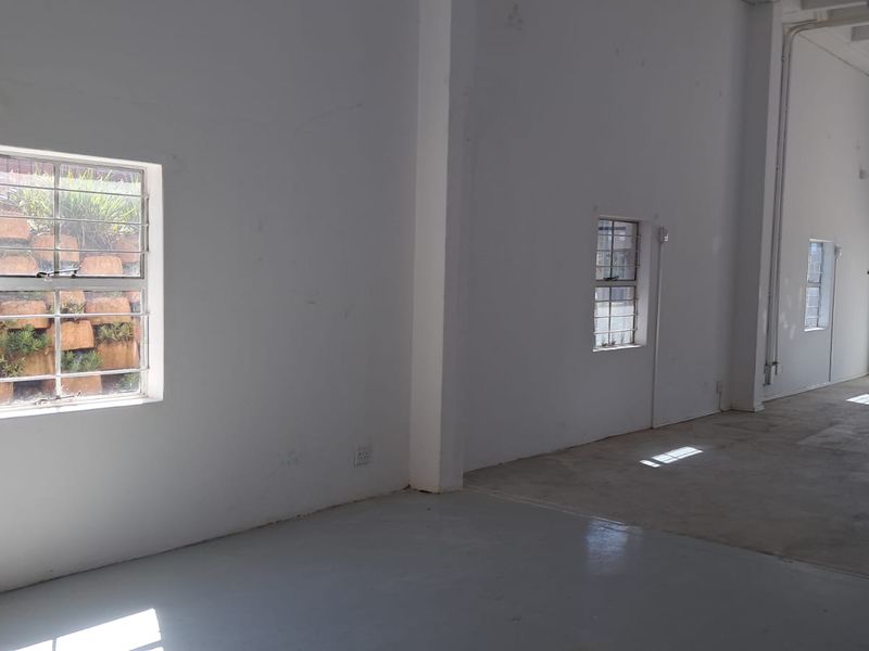 100m2 Warehouse  TO LET in Highveld - Photo 2