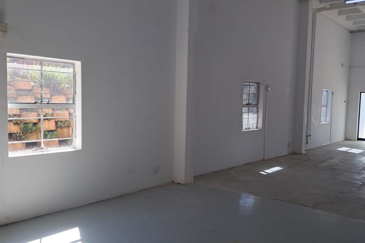 100m2 Warehouse  TO LET in Highveld - Photo 2