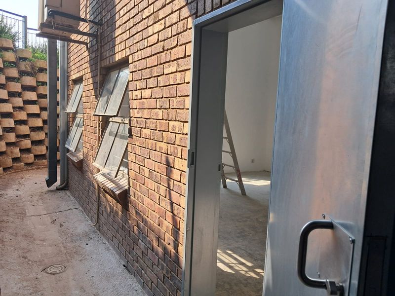 100m2 Warehouse  TO LET in Highveld - Photo 4