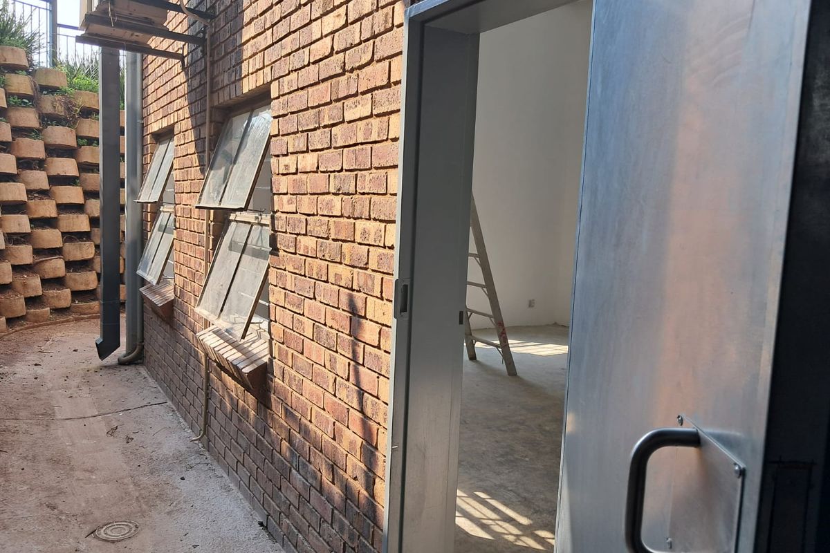 100m2 Warehouse  TO LET in Highveld - Photo 4