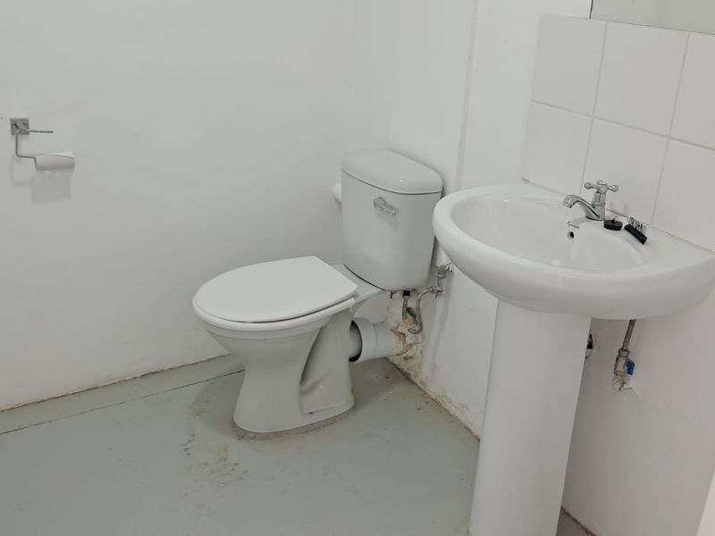 100m2 Warehouse  TO LET in Highveld - Photo 9
