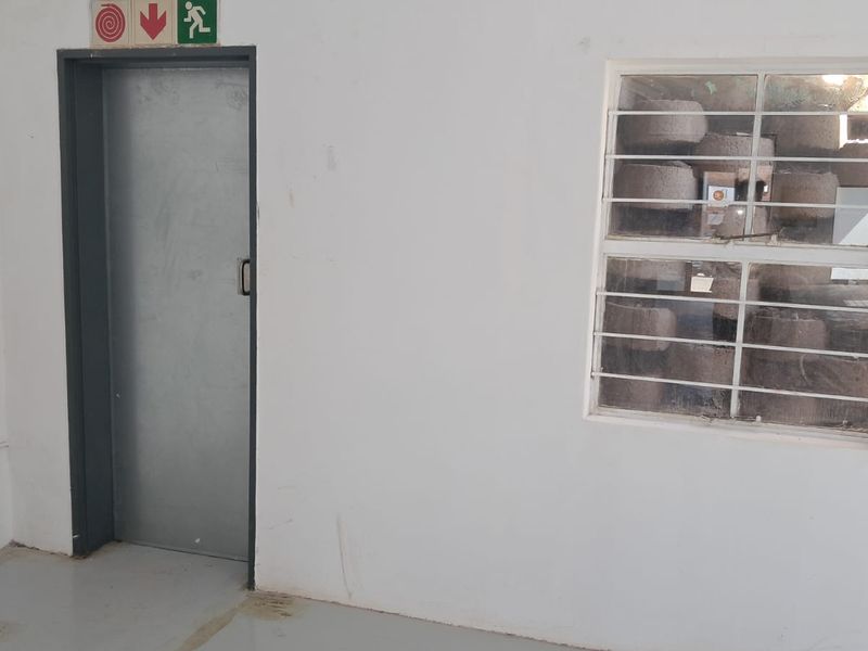 100m2 Warehouse  TO LET in Highveld - Photo 8