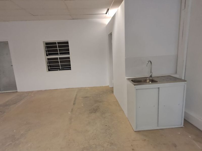 101m2 Warehouse  TO LET in Highveld - Photo 2