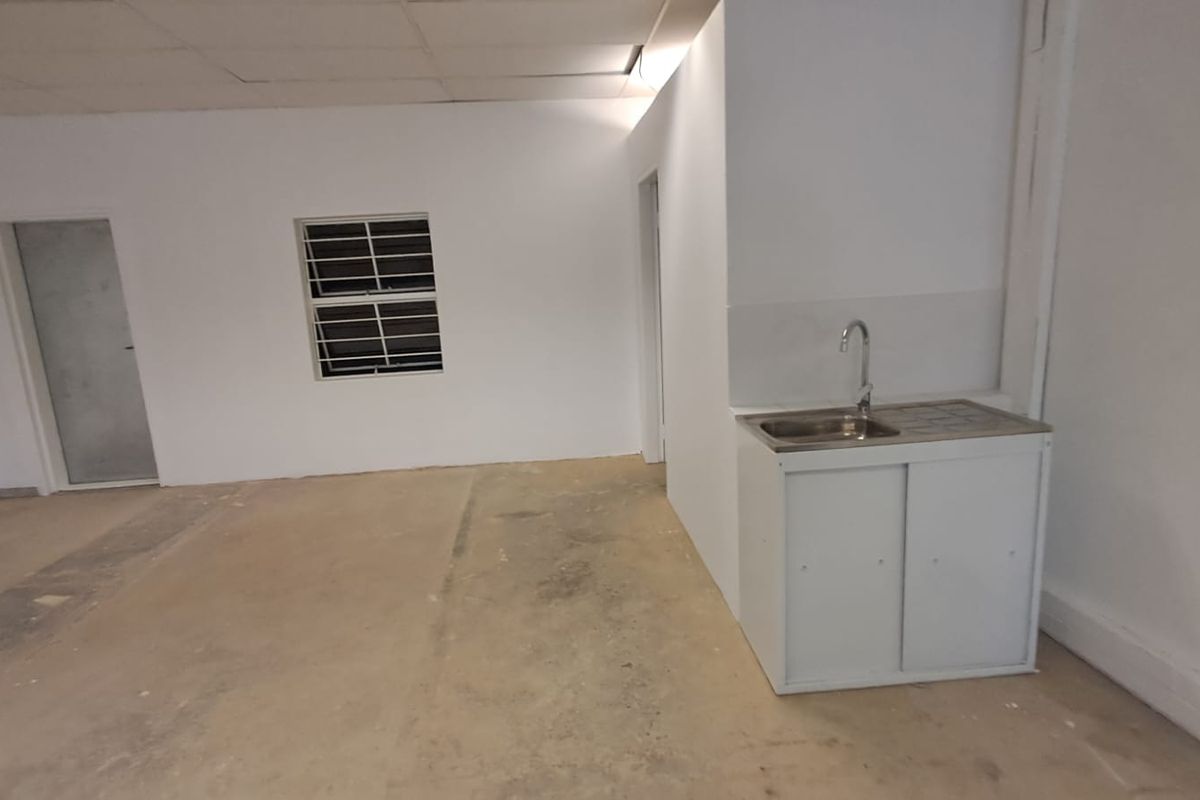 101m2 Warehouse  TO LET in Highveld - Photo 2