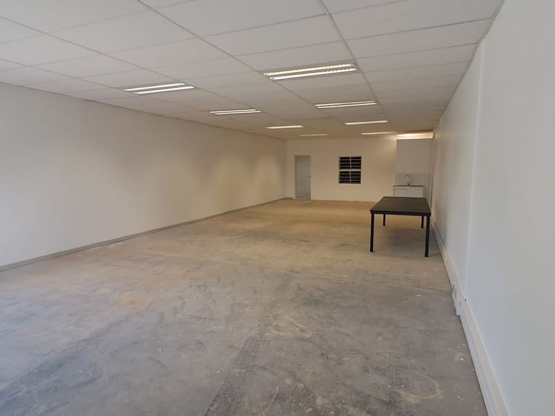 101m2 Warehouse  TO LET in Highveld - Photo 4