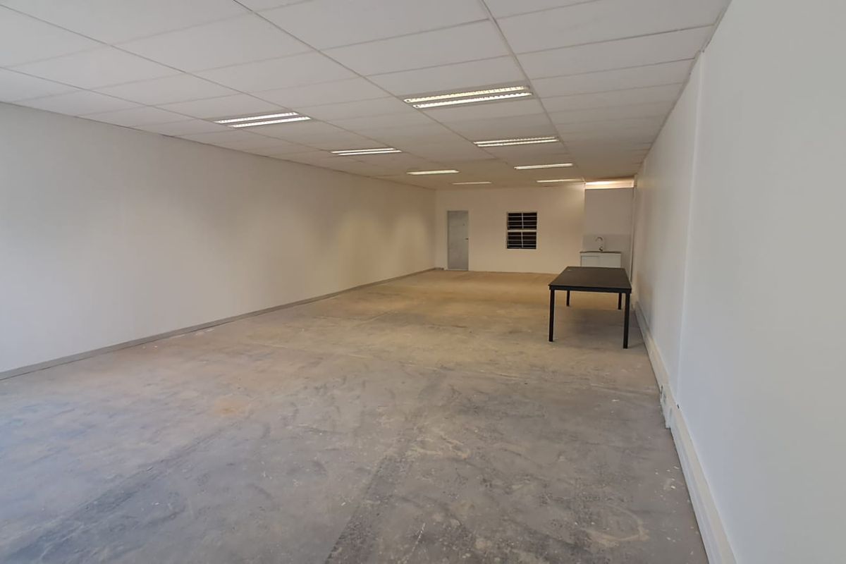 101m2 Warehouse  TO LET in Highveld - Photo 4