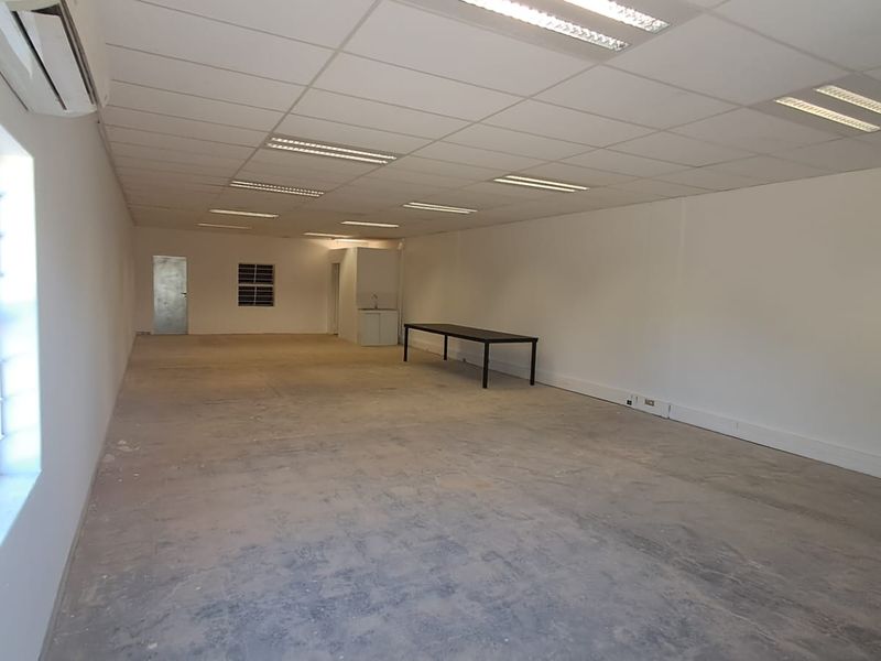 101m2 Warehouse  TO LET in Highveld - Photo 9