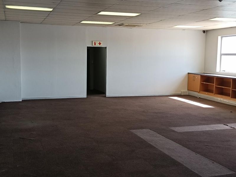 Warehouse with big offices to let - Photo 9