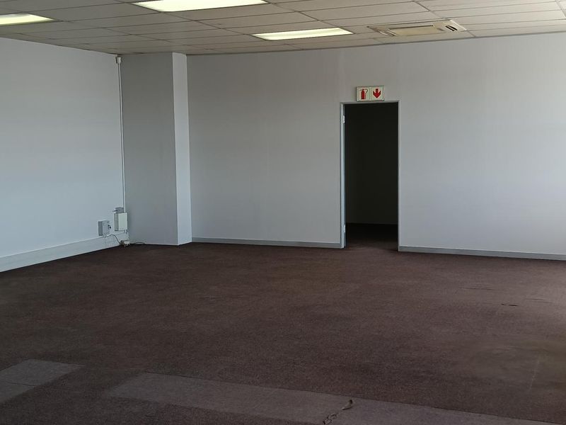 Warehouse with big offices to let - Photo 10