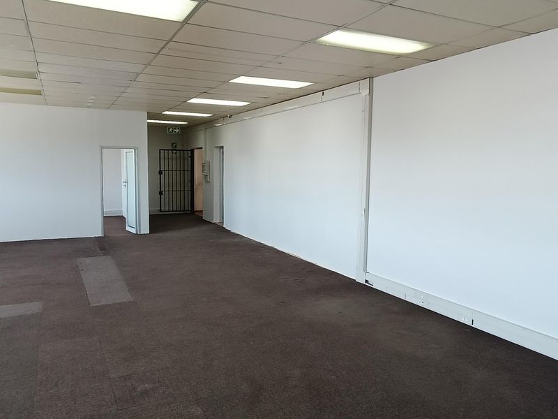 Warehouse with big offices to let - Photo 7