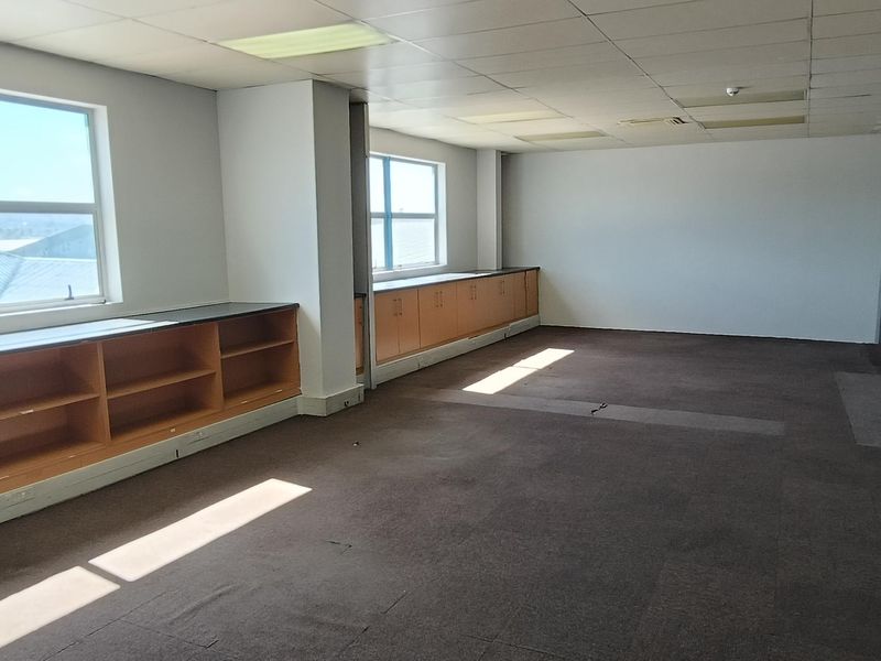 Warehouse with big offices to let - Photo 8