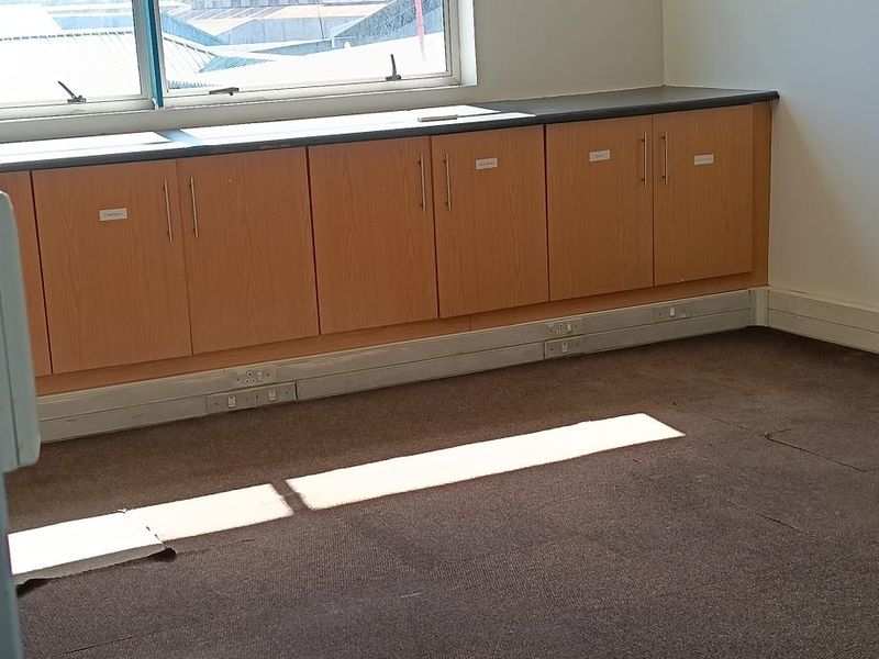 Warehouse with big offices to let - Photo 6