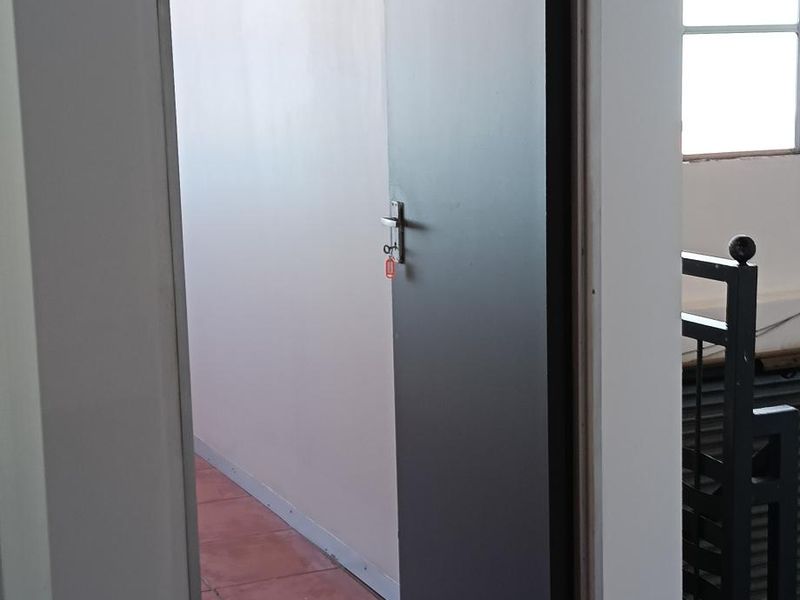 Warehouse with big offices to let - Photo 4