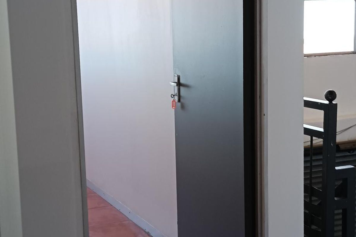 Warehouse with big offices to let - Photo 4