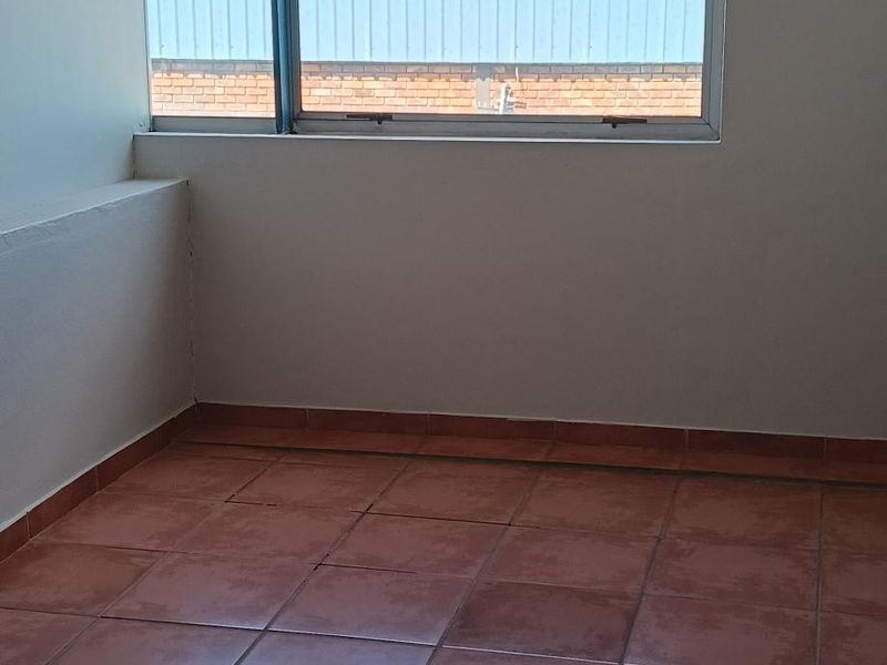 Warehouse with big offices to let - Photo 5