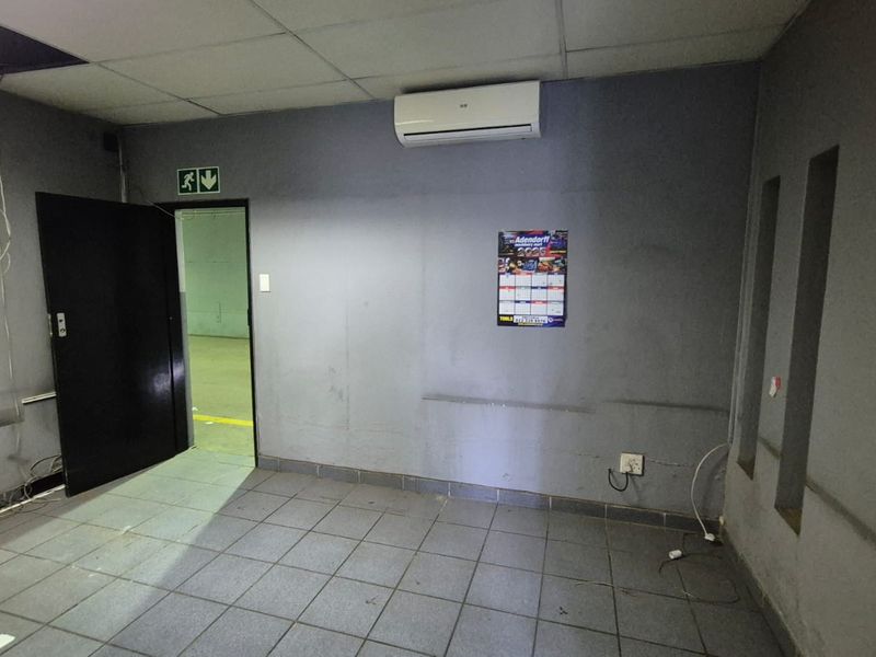Power-Packed 1,015m2 Freehold Warehouse, Ready for Immediate Occupation, Silverton - Photo 3