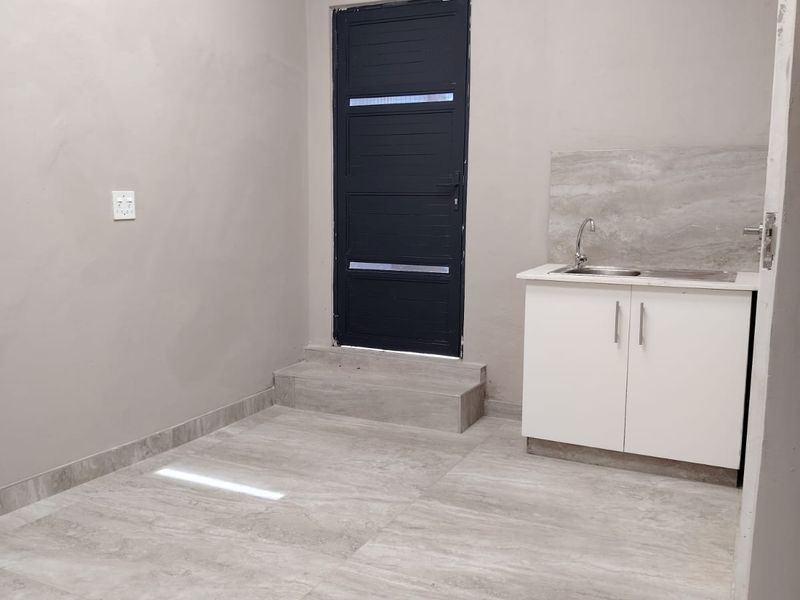 Affordable Turnkey Retail/Office Space in High Traffic Centre - Photo 5