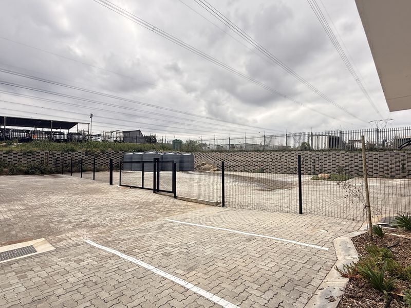 Prime 785m2 Warehouse To Let in Secure Silverview Business Park | High Exposure, Excellent Accessibi - Photo 4