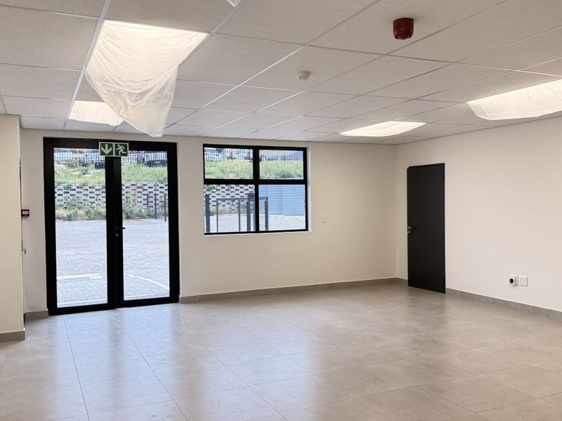 Prime 785m2 Warehouse To Let in Secure Silverview Business Park | High Exposure, Excellent Accessibi - Photo 6