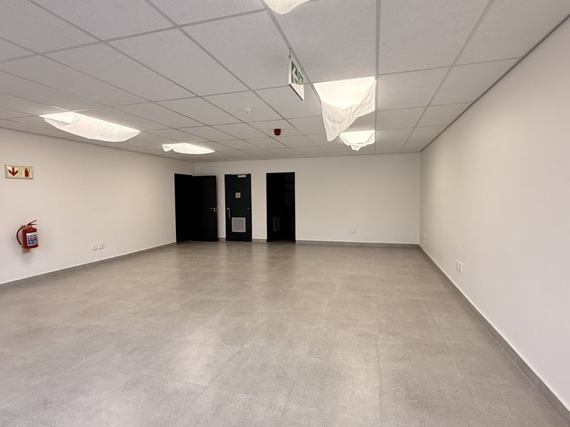 Prime 785m2 Warehouse To Let in Secure Silverview Business Park | High Exposure, Excellent Accessibi - Photo 5