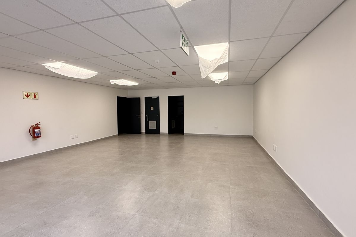 Prime 785m2 Warehouse To Let in Secure Silverview Business Park | High Exposure, Excellent Accessibi - Photo 5