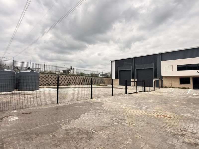 Prime 785m2 Warehouse To Let in Secure Silverview Business Park | High Exposure, Excellent Accessibi - Photo 2