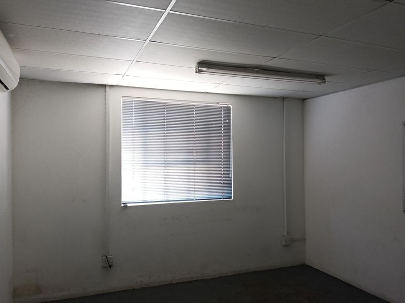 Warehouse to let - Photo 6