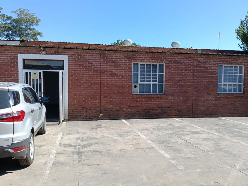 Warehouse to let - Photo 2