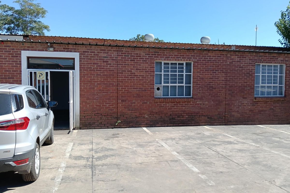 Warehouse to let - Photo 2