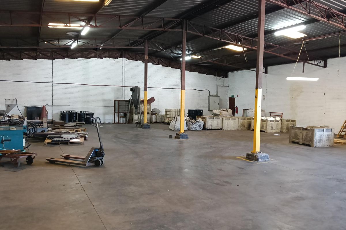 Warehouse to let - Photo 3