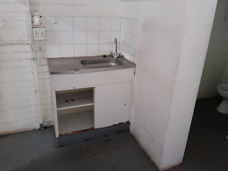 Warehouse to let - Photo 9