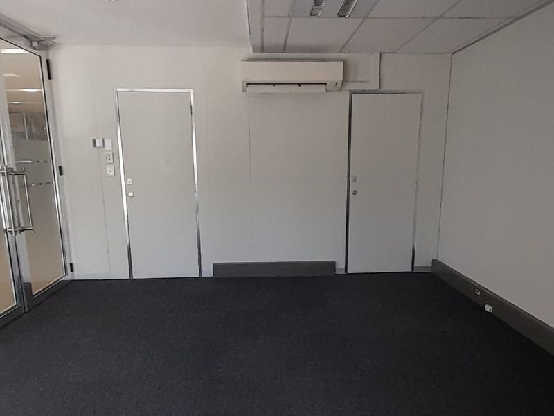 Compact Professional 23m2 Office with Excellent access - Photo 8