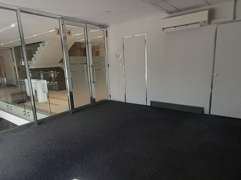 Compact Professional 23m2 Office with Excellent access - Photo 4